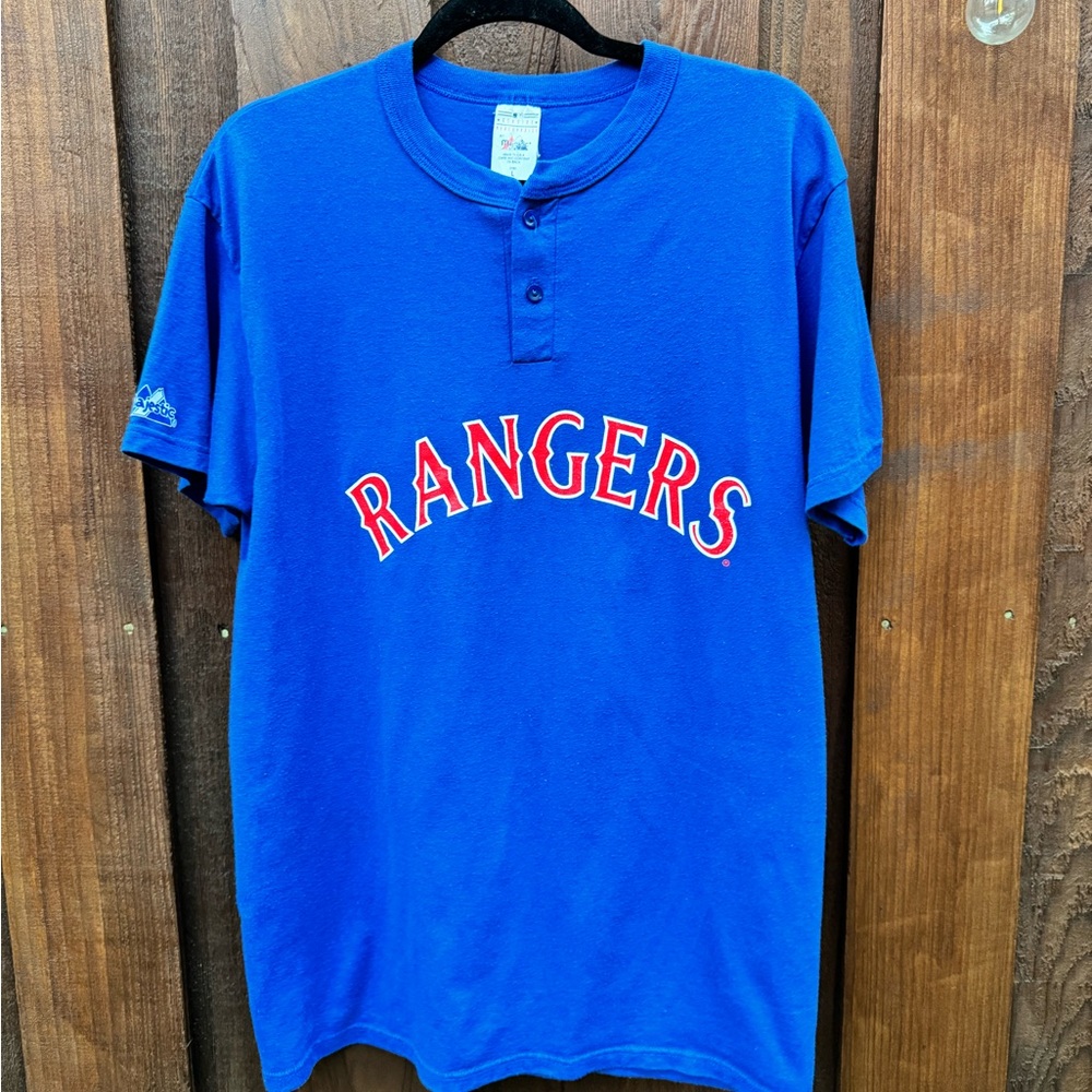 Genuine Merchandise by Magic Texas Rangers 2 Button Tshirt in a Large